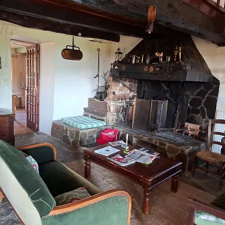 Deux Maisons Dans Un Hameau *